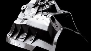 Federbeinstütze vom BMW, gegossen auf der Carat 400.  (Bild: Bühler)