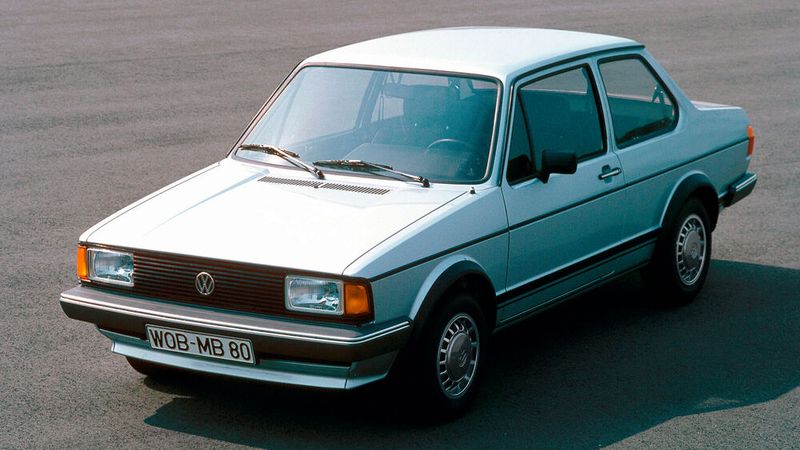 Im August 1979 wird der Volkswagen Jetta als Stufenheckversion des Golf vorgestellt. Er war als Zwei- oder Viertürer erhältlich und rund 2.000 DM teurer als ein vergleichbarer Golf. Bis zum ersten Modellwechsel im Jahr 1983 liefen rund 700.000 Jetta vom Band. Es gab den Jetta 1 sogar als GTI-Variante, genannt GLI. Von seinem Schwestermodell unterschied er sich außen bzw. in der Front lediglich durch seine eckigen Scheinwerfer. War der Kofferraum beim Jetta 1 schon groß, trug er beim Jetta 2 zu recht das Prädikat „riesig“. (Bild: Volkswagen AG)