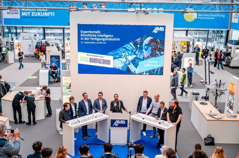 Expertentalk auf der AMB Stage: Praktikerinnen und Praktiker aus Industrie, Forschung und Anwendung diskutieren den KI-Einsatz in der spanabhebenden Fertigung.  (Bild: Valentin Marquardt)