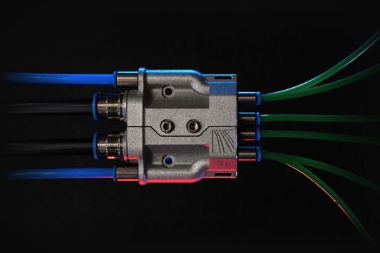 Der am Fraunhofer ILT entwickelte Fluidic Powder Switch stoppt den Pulverstrom in Millisekunden direkt an der Düse, verschleißfrei und ohne bewegliche Teile.(Bild:  Fraunhofer ILT)