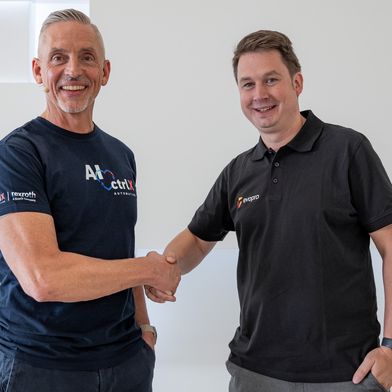 v. l.: Steffen Winkler, Vertriebsleitung Automation & Electrification Solutions bei Bosch Rexroth und Stefan Kraus, Head of Product Development Evopro Systems Engineering freuen sich auf die Zusammenarbeit.  (Bild: Bosch Rexroth AG)