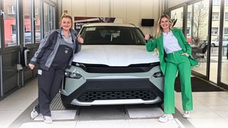 Die beiden Schwestern Sissi Figura (l.) und Tessa Cramer-Biermann in der Auslieferungshalle ihres Autohauses am Großmarkt in Duisburg. (Bild: Doris S. Pfaff)