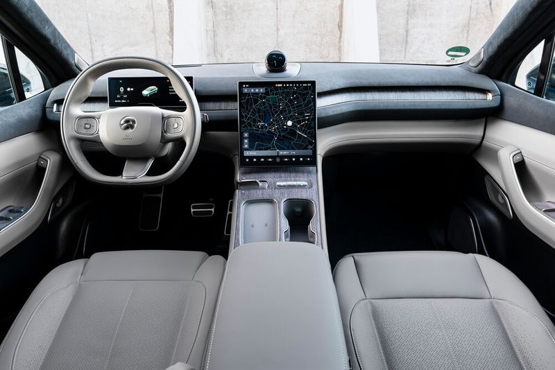 Der Blick schweift über die hochwertige Innenausstattung. Die Lüftungsschlitze sind nicht auf Anhieb sichtbar, genau wie die Ambiente-Leuchten. Statt Plastik setzt Nio auf Karuun, das aus nachwachsendem Rattan besteht.  (Bild: Nio)