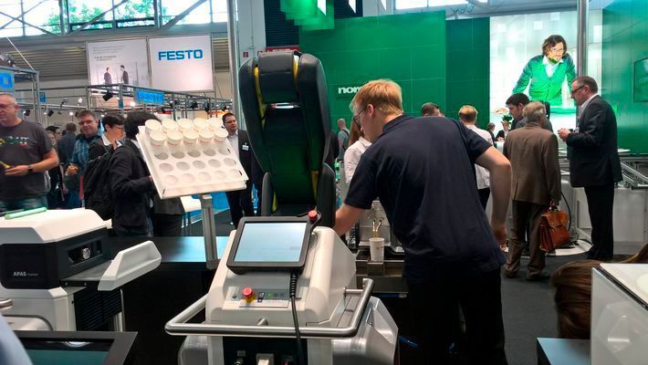 Auch der APAS-Roboter von Bosch macht Kaffee. Er versieht den Kaffeebecher ausßerdem mit der Unterschrift des Bestellers, die dieser zuvor mit einem elektronischen Stift auf einem Tablet hinterlegt hat. (Franz Graser)