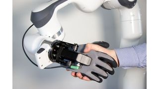 Nicht zu weich und nicht zu hart: Der Händedruck des Pandas ist nicht nur einstellbar, sondern vor allem sehr gefühlvoll. (GermanRobotics)