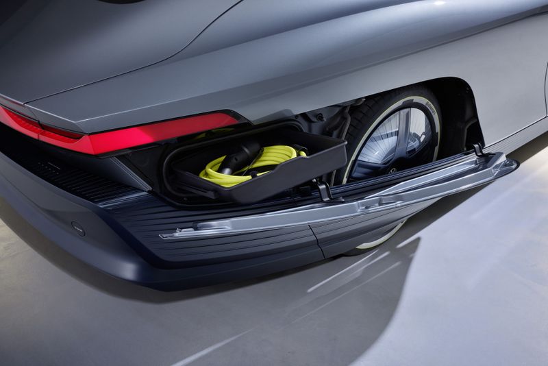 The rear wheels are completely covered. There is a drawer for the charging cable. (Source: Volkswagen AG)