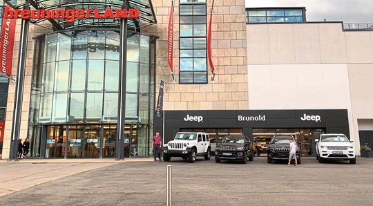 Im Breuningerland Sindelfingen an der A81 bei Stuttgart hat der Jeep- und Alfa-Händler Brunold Automobile einen Jeep-Store aufgemacht.(Bild:  Brunold)