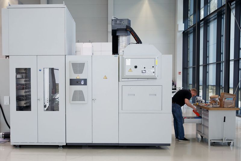 Haas Schleifmaschinen bringt ein Regalmagazin für bis zu 70 Schleifscheiben und 20 Kühlmittelschutze für die Schleifmaschinen Multigrind CB und CA auf den Markt. (Haas)