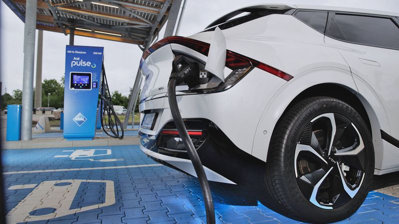 Kia bietet über seinen Ladeservice Kia-Charge ab dem 5. Dezember vergünstigte Tarife für die Schnellladestationen von Aral Pulse.(Bild:  Kia)
