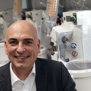 Der Jenaer Chemiker Prof. Dr. Ulrich S. Schubert ist Sprecher des neuen Schwerpunktprogramms „Polymer-basierte Batterien“.