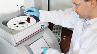 Abb. 1: Dr. Christian Suchomski arbeitet am Monowave 300 (Bild: Anton Paar)