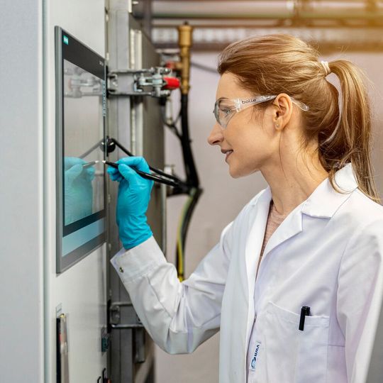 Dr. Lesia Sandig-Predzymirska in the pilot plant. The research project is investigating environmentally friendly methods for recycling precious metals from electrocatalysts. Dr. Lesia Sandig-Predzymirska in the pilot plant. The research project is investigating environmentally friendly methods for recycling precious metals from electrocatalysts.