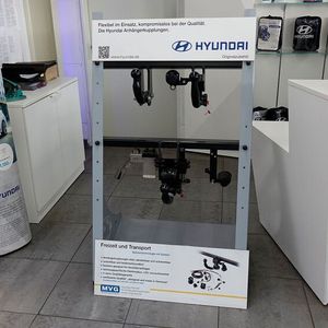 Überall im Ausstellungsraum wird Werbung für Zubehör und Ersatzteile gemacht.(Bild:  Rosenow/»kfz-betrieb«)