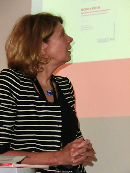 Monika Graß, die Initiatorin und Autorin der DCIM_Übersicht, stellt selbt die Inhalte vor. „Die eine Definition von DCIM gibt es nicht“, sagt sie. „Bei den Providern fehlen Standards, die Abrechnungsmodell sind, vorsichtig formuliert, kreativ, die Refergrade höchst unterschiedlich, nicht alle lassen Datenintegration und Plug-ins von Drittherstellern zu.“ (Bild: Ostler)