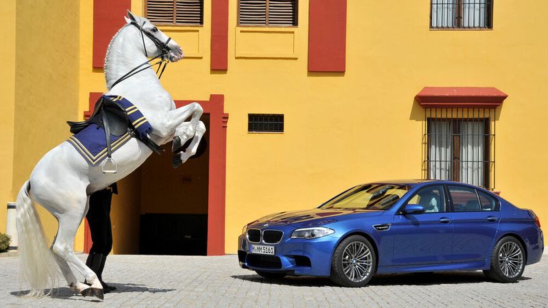 Der BMW M5 (F10) wurde auf formal der Internationalen Automobil-Ausstellung 2011 in Frankfurt erstmals gezeigt, zuvor wurde er am M Festival im Juli 2011 am Nürburgring vorgestellt und war wieder nur als Limousine mit Hinterradantrieb bestellbar. Im Gegensatz zu seinem Vorgänger verfügte er wieder über (neuentwickelten) V8-Motor mit „M-TwinPower-Turbo-Technik“, bestehend aus einer Twin-Scroll-Doppelturbo-Aufladung, einem zylinderbankübergreifenden Abgaskrümmer, der Benzin-Direkteinspritzung („High-Precision-Injection“) und der vollvariablen Ventilsteuerung („Valvetronic“) angetrieben. Der Motor bietet eine Höchstleistung von 412 kW (560 PS) bei 6.000 bis 7.000 min/-1 sowie ein maximales Drehmoment von 680 Newtonmetern zwischen 1.500 und 5.750 min/-1. Dieser M5 war somit das bis dahin leistungsstärkste serienmäßig hergestellte Modell von BMW bzw. der BMW M GmbH. (Bild: BMW)