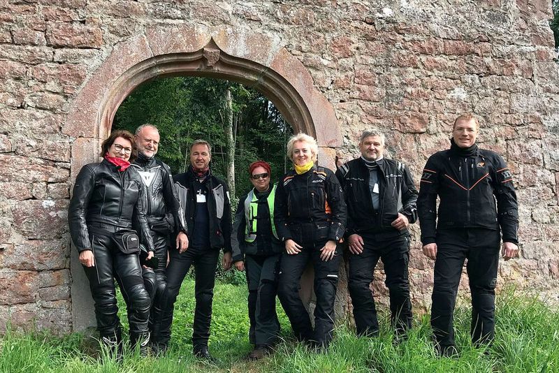 ... und einmal mit Lächeln. Die Stimmung unter den Teilnehmern war durchgehend sonnig.  (Bild: Dotzler, Dominsky, Lacher, Maderner, Michel, Rosenow, Schweitzer/»kfz-betrieb“)