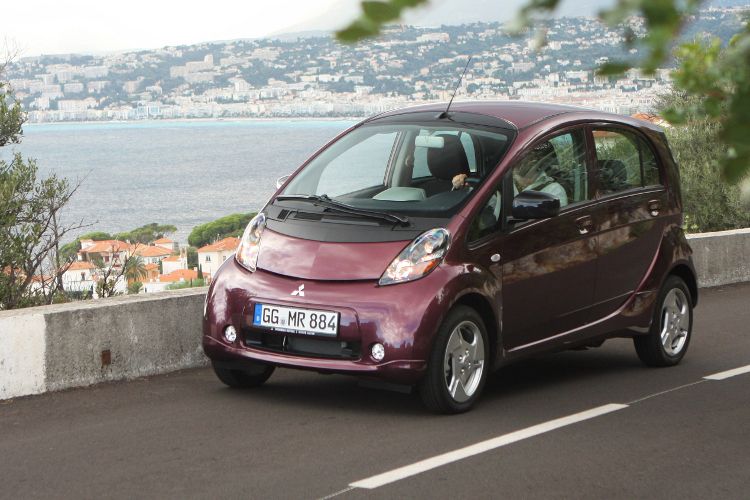Der Mitsubishi i-MIEV war 2010 das erste Elektroauto aus Großserienproduktion in Deutschland. Bis Ende Oktober 2012 konnte der Importeur laut KBA allerding in diesem Jahr lediglich 71 Fahrzeuge in Deutschland verkaufen. Im Vergleichszeitraum im Vorjahr waren es noch 646. Der Listenpreis liegt bei 29.300 Euro und damit gut 5.000 Euro unter dem Einführungspreis in Deutschland. (Foto: Mitsubishi)
