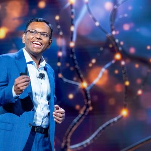 Swami Sivasubramanian, VP for Agentic AI während seiner Keynote(Bild:  Noah Berger)