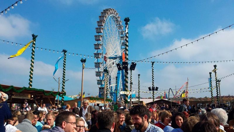 Das Riesenrad gehört zu den Wahrzeichen auf der Theresienwiese. (Pixabay)