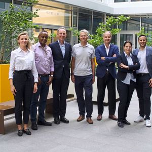 Les membres du conseil du GAIN. De g. à d. : Fanny Barakat, secrétaire générale du GAIN ; Andy Ras-Work, président du GAIN et CEO de Niklaus LNI ; Vincent Gillet, responsable de la Commission Décarbonation et CEO de Kugler Bimetal ; Yves Mathys, vice-préseident, responsable de la Commission Innovation et COO de Mercury Systems ; Franco Antoniazza CEO de Dynatec ; Eva-Maria Kerner, CEO de Swissport International Ltd. Station Geneva ; Sylvain Calzaroni, trésorier, responsable de la Commission Qualité, et CEO de KEP Technologies.(Source :  GAIN)