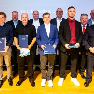 Kulmbach hat die Kfz-Innung Oberfranken am 11. März ihre neuen Gesellinnen und Gesellen feierlich verabschiedet. Rund 120 der insgesamt 270 Prüflinge aus der Sommer- und Winterprüfung 2025/2026 nahmen an der Freisprechungsfeier in der Dr.-Stammberger-Halle teil. Obermeister Andreas Tröger gratulierte den jungen Fachkräften und hob die Bedeutung des automobilen Handwerks für die Region hervor. Besonders erfreut zeigte sich Tröger über den wachsenden Anteil weiblicher Nachwuchskräfte: 15 Frauen hatten die Prüfung absolviert, sechs von ihnen wurden in Kulmbach freigesprochen (Bild: Dominik.Ochs.Fotografie)