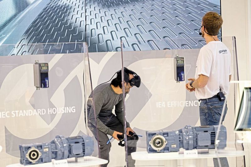 Die SPS IPC Drives zeigt auch dieses Mal viele Geräte und Beispiele zur elektrischen Automatisierung und Digitalisierung, angefangen vom leistungsfähigen Kabel über Steckverbinder, Motoren, Steuerungen und Software bis hin zu Produkten für die virtuelle Realität. (Mesago Pressebild/Thomas Geiger)