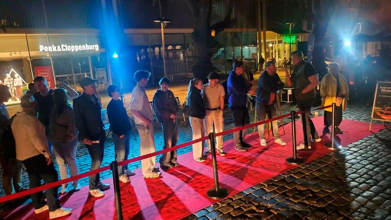 Roter Teppich und schicke Autos: Am Marktplatz bildeten sich am Abend lange Besucherschlangen. (Bild: OCC)