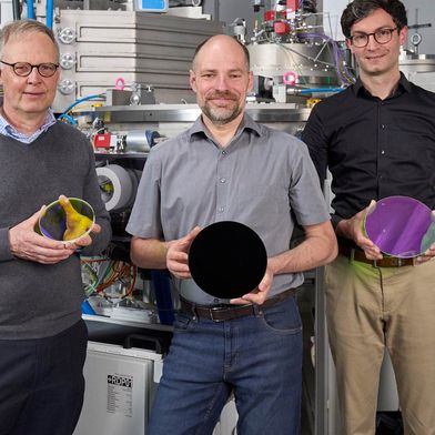 Ausgezeichnet mit dem Joseph-von-Fraunhofer-Preis 2026: Dr. Michael Vergöhl, Stefan Bruns und Dr. Philipp Farr (v. l.) vom Fraunhofer IST. (Bild: Fraunhofer / Piotr Banczerowski)