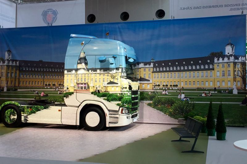 Beeindruckend war dort unter anderem, was man mit Klebefolie alles auf Fahrzeuge zaubern kann. Hier tarnt sich ein Scania vor einem Wandbild des Karlsruher Schlosses.  (Faust / »kfz-betrieb«)