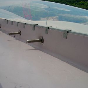 Anwendungsbeispiel Allianz Arena: Eine Fasteks U-Klammer sichert die Befestigung der Regenabläufe auf dem Dach.