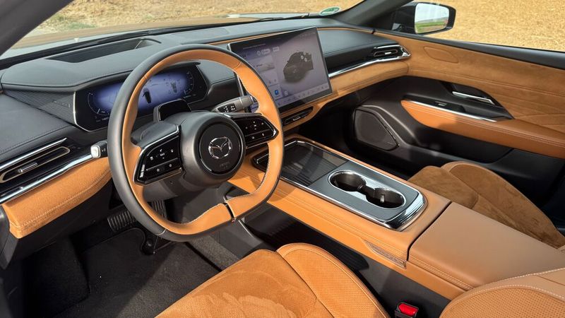 Für seine Detailliebe in der Gestaltung des Innenraums ist Mazda bekannt. Das hellbraune Interieur im getesteten Mazda 6e hat jedoch eine Extraprise Luxus versprüht. Beim Armaturenträger und der Türverkleidung hat sich der Hersteller für eine haptisch angenehme Veloursleder-Nachbildung entschieden. Das beheizbare Lenkrad ist mit zweifarbigem Leder bezogen, die Sitze mit Nappaleder und einer Verloursleder-Nachbildung.  (Bild: Achter – VCG)