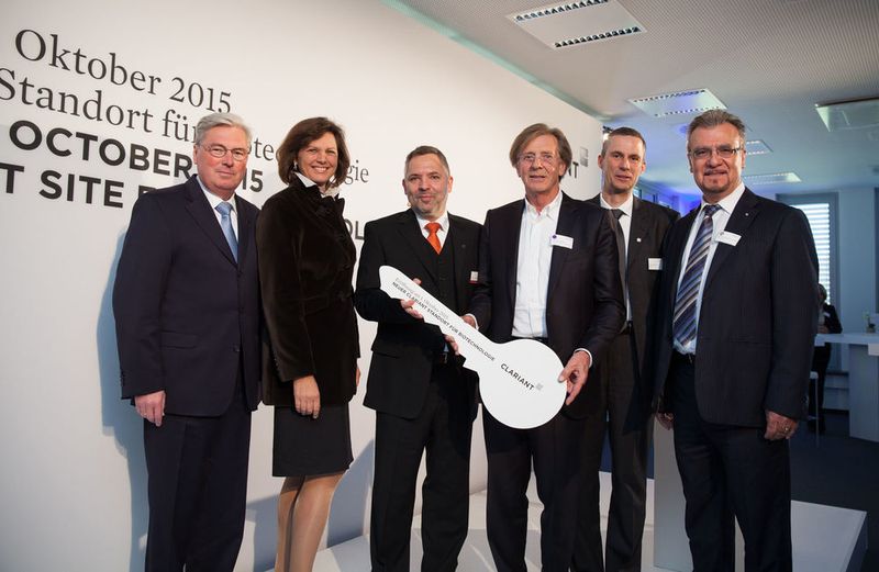 Nahmen symbolisch den Schlüssel für die neuen Räumlichkeiten entgegen: Clariant CEO Hariolf Kottmann, Ilse Aigner, bayerische Staatsministerin für Wirtschaft und Medien, Energie und Technologie, André Koltermann, Head of Group Biotechnology, Bauherr und Eigentümer Manfred Wander, Jens Stephan, Standortleiter Planegg und Prof. Dr. Haralabos Zorbas, IBB Netzwerk (von links nach rechts). (Bild: Clariant)