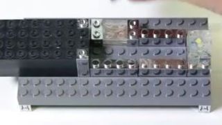 Dieser kleine Stromkreis ist mit einem Annäherungssensor ausgestattet. Sobald sich die Hand der Baugruppe nähert, geht rechts die LED-Lampe an. (Brixo)