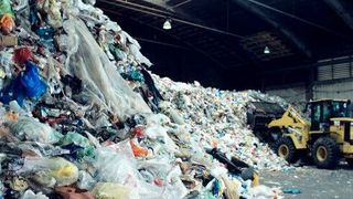 Polyethylen ist langlebig. Das freut die Anwender, die Umwelt später aber nicht, wie hier zu sehen. Konstanzer Forscher haben es nun aber geschafft, den Kunststoff so auszurüsten, dass er sich nicht nur schneller abbaut, sondern auch Lacke und Kleber an ihm besser haften und er dennoch seine bekannten Vorteile behält. (P. Forster)