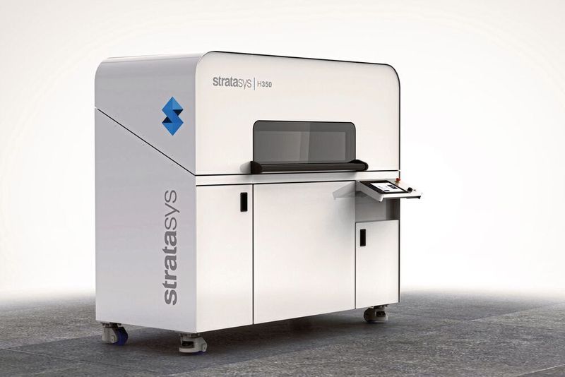 Der 3D-Drucker H350 arbeitet mit dem SAF-Verfahren. Dabei wird Kunststoffpulver per Infrarot mit einer Absorberflüssigkeit verbunden. (Stratasys)
