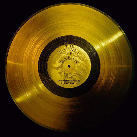 Die goldbeschichtete Kupferplatte an Bord von Voyager 1 und 2 enthält eine Auswahl von Bild- und Tondokumenten, die sich an eventuelle außerirdische Zivilisationen richtet. (NASA)
