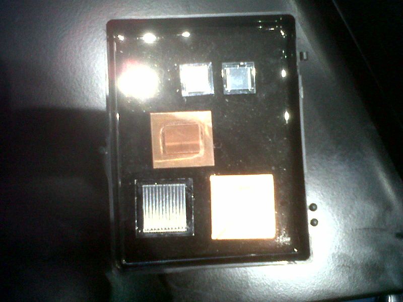 3D-Prozessordesign von IBM: Die Wärme der aufeinandergestapelten Prozessoren wird durch zwischen den Schichten liegende Kühlbleche per Wasser abgeführt. (Archiv: Vogel Business Media)