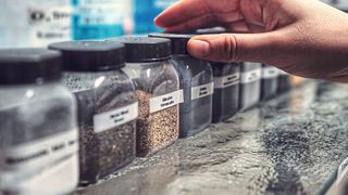 Bremsbeläge bestehen aus bis zu 30 unterschiedlichen Inhaltsstoffen, darunter Metallsulfide, Mineralien, Schleifmittel, Fasern, Keramikteilchen und Graphitarten. (Bild: TMD Friction)