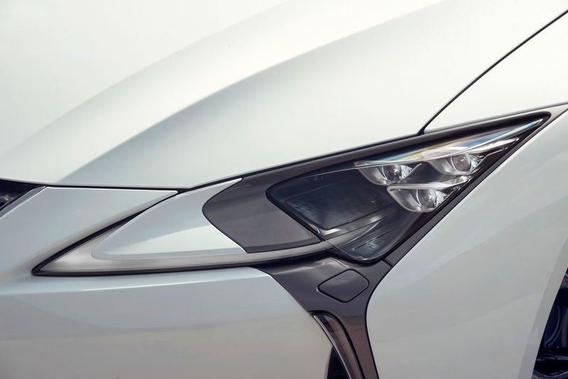 Sehenswert: Die scharfen Scheinwerfer-Schlitze in der Front. (Lexus)