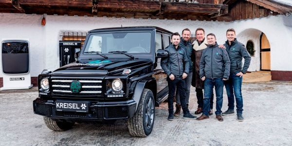 Schwarzenegger mit dem Kreisel-Team (Kreisel Electric, Martin Pröll)