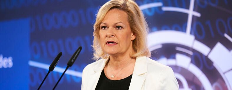 Nach Kritik an dem BSI-Chef Arne Schönbohm wurde er von Bundesinnenministerin Nancy Faeser freigestellt.(©  BMI / Henning Schacht)
