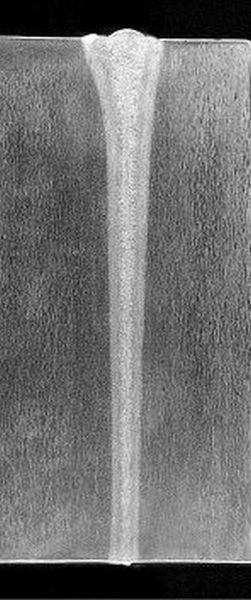 Tiefschweißeffekt: Durch den Tiefschweißeffekt beim Elektronenstrahlschweißen entstehen schlanke Schweißnähte mit Tiefen von mehr als 100 mm und das bei 1 Lage. Zum Vergleich: beim Unterpulverschweißen benötigt man für die gleiche Länge 157 Lagen. Bild: Pro Beam (Archiv: Vogel Business Media)