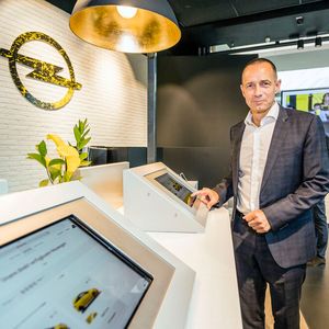 Jürgen Keller am Online-Konfigurator.(Bild:  Opel)