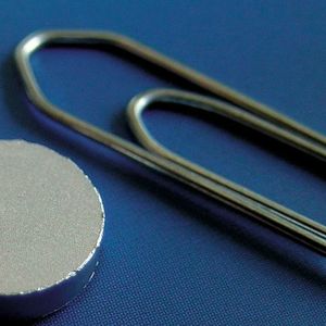 Bild 1: Gesinterte Probe aus Nano- und Mikropartikeln mit halbschalenförmiger Oberflächlichenstruktur.