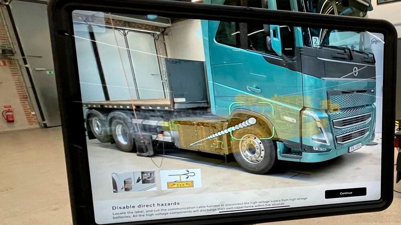 Eine App soll Rettungskräften nach einem Unfall mittels Augmented Reality die Lage von Hochvoltkomponenten in E-Lkw zeigen.(Bild:  Volvo Group)