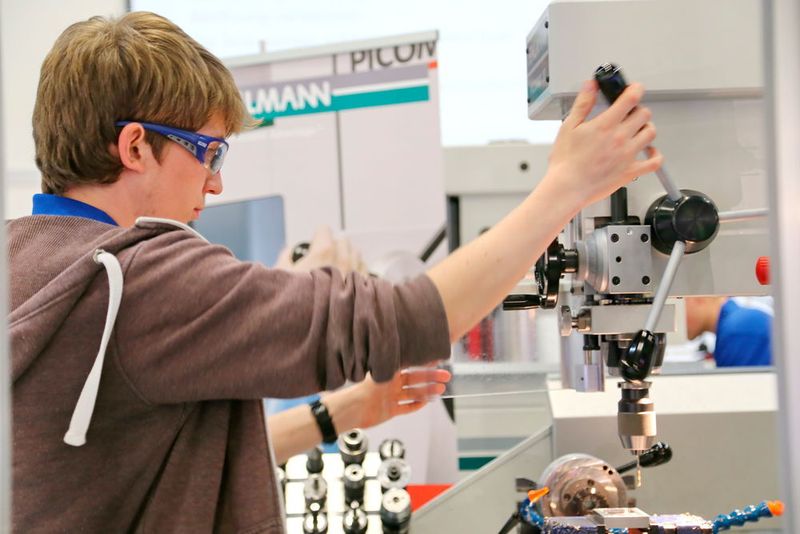 Schweizer Meister 2016 gesucht: Von Dienstag morgen bis Donnerstag Abend wurden auf der Swisstech die Industryskills der besten Polymechaniker ausgetragen. (Anne Richter, SMM)