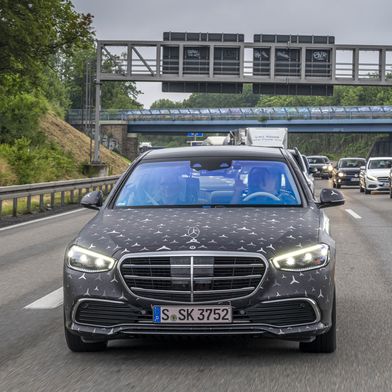 UNECE hat eine neue Regelung für Spurhaltesysteme verabschiedet. (Bild: Mercedes-Benz)