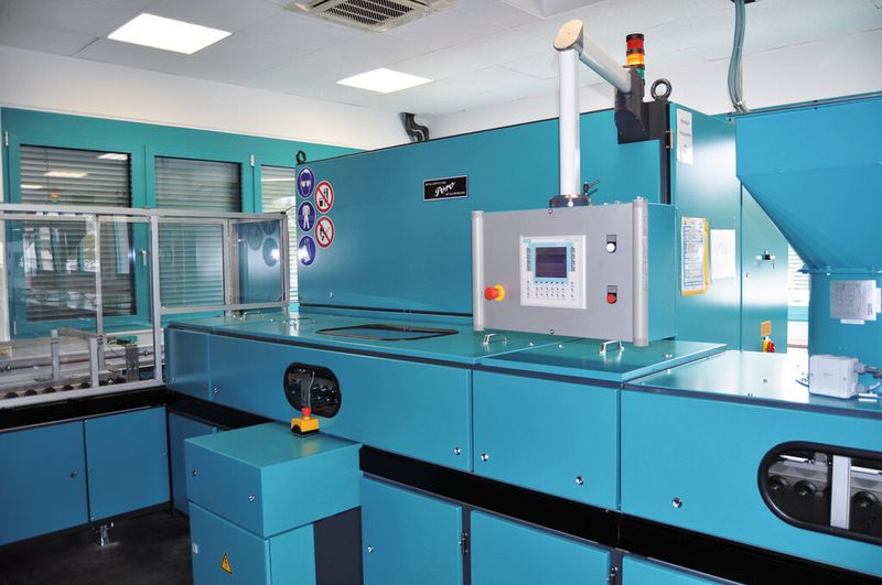 Die Reinigungsanlage R1 von Pero ist komplett in den Fertigungsfluss integriert. Sie ist für Sauberkeit und die Oberflächenspannung der gefertigten Blechplatinen verantwortlich. Von der Oberflächenspannung hängt die Haftung der zwischen den Blechteilen liegenden Klebefolien ab. (Bild: Schmidt)