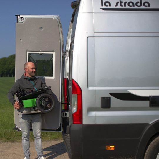 (Dipl.-Ing. (FH) Tim Ascheberg, M.A., Scuddy Miterfinder und Mitbegründer, CEO, Scuddy GmbH & Co. KG: „Von der Qualität und der Angebotsvielfalt her sind wir mit ACE sehr zufrieden. Dies nicht zuletzt, weil wir mit dem neuen scuddy Premium V2 noch gezielter individuelle Wünsche erfüllen können und der Fahrkomfort seitens der Kundschaft gelobt wird.“Bildquelle: Scuddy)