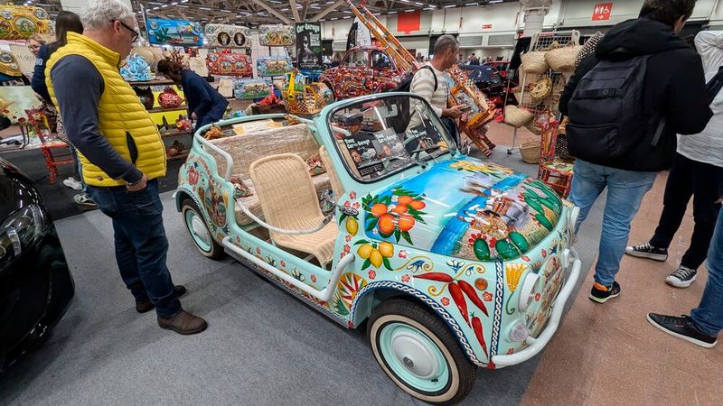 Wem ein Fiat 500 nocht nicht auffällig genug im Straßenbild von heute ist, konnte sich unter Umständen für dieses Exemplar entscheiden. (Bild: Dominsky)